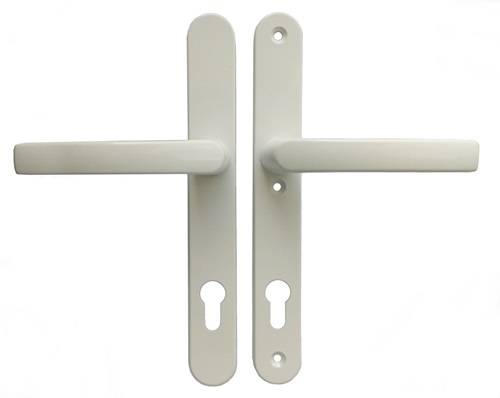 Biała klamka z długim szyldem do drzwi.jpg